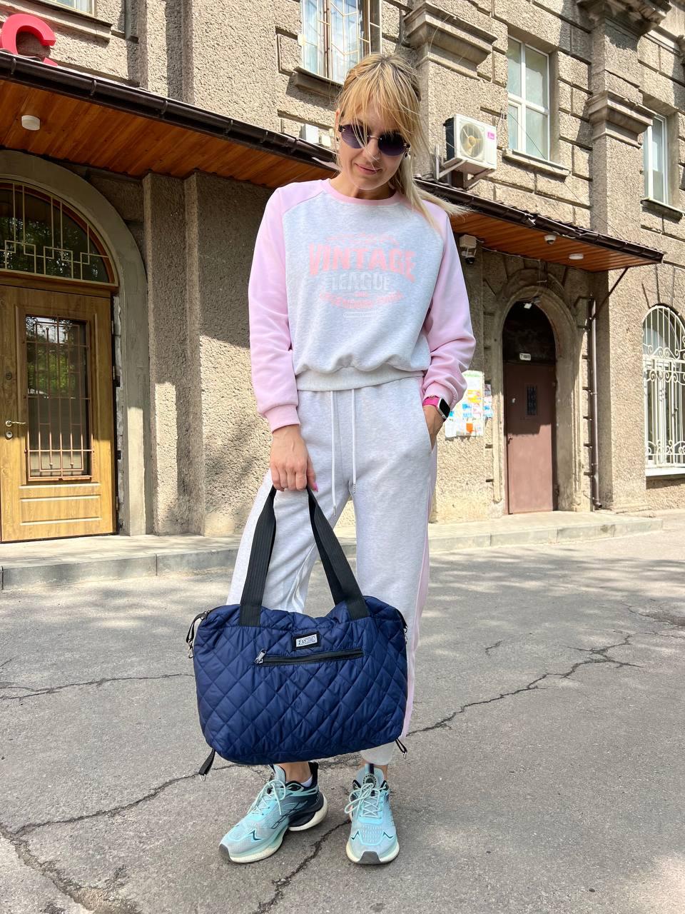 Сумка женская на плечо дорожная стеганная из плащевой ткани 41х25х15 см Синий (2070278461) - фото 4 Сумка женская на плечо дорожная стеганная из плащевой ткани 41х25х15 см Синий (2070278461) - фото 4