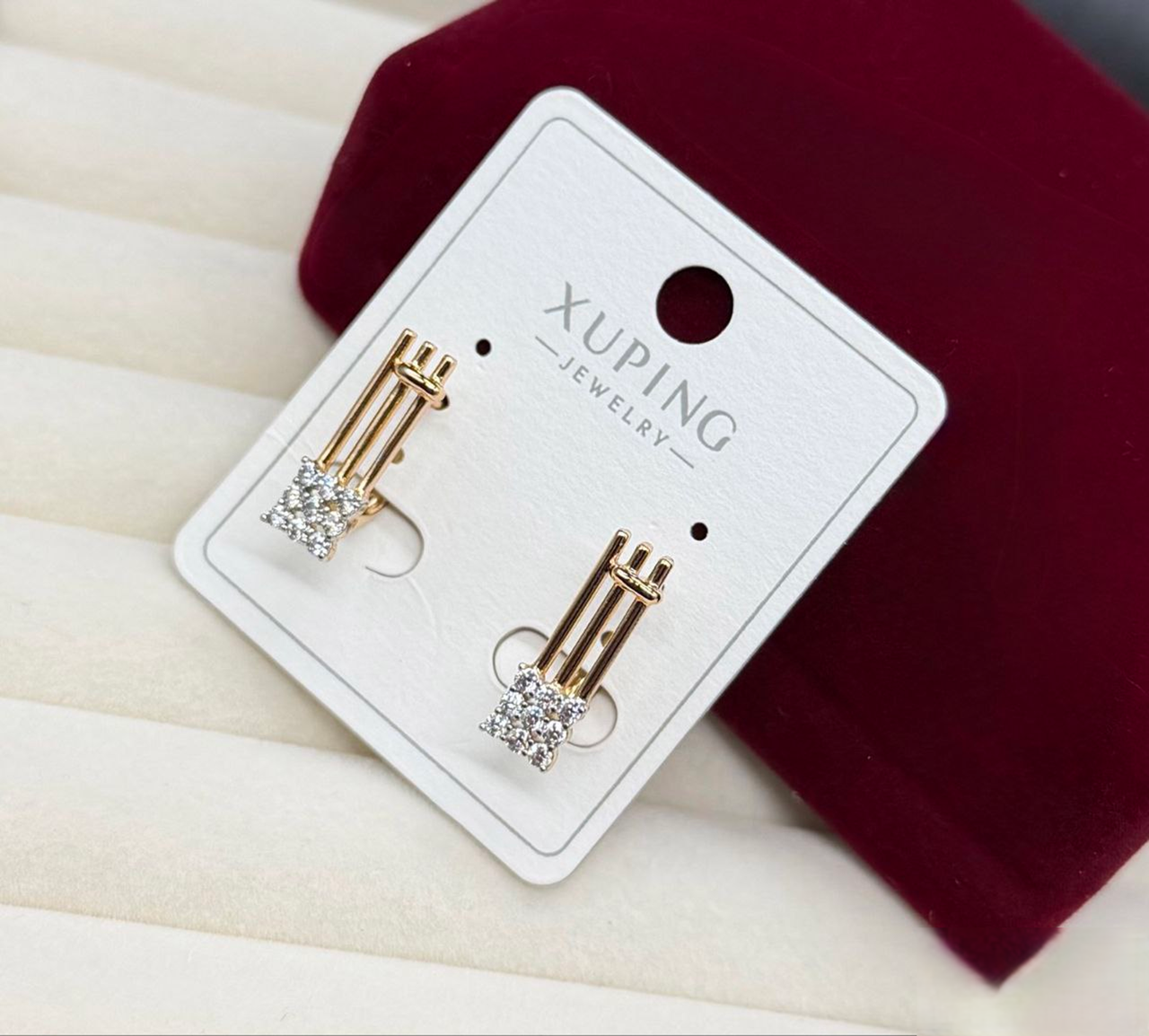 Сережки Xuping Jewelry Дієз гіпоалергенне медичне золото з блискучими камінцями стильна прикраса для щоденного образу