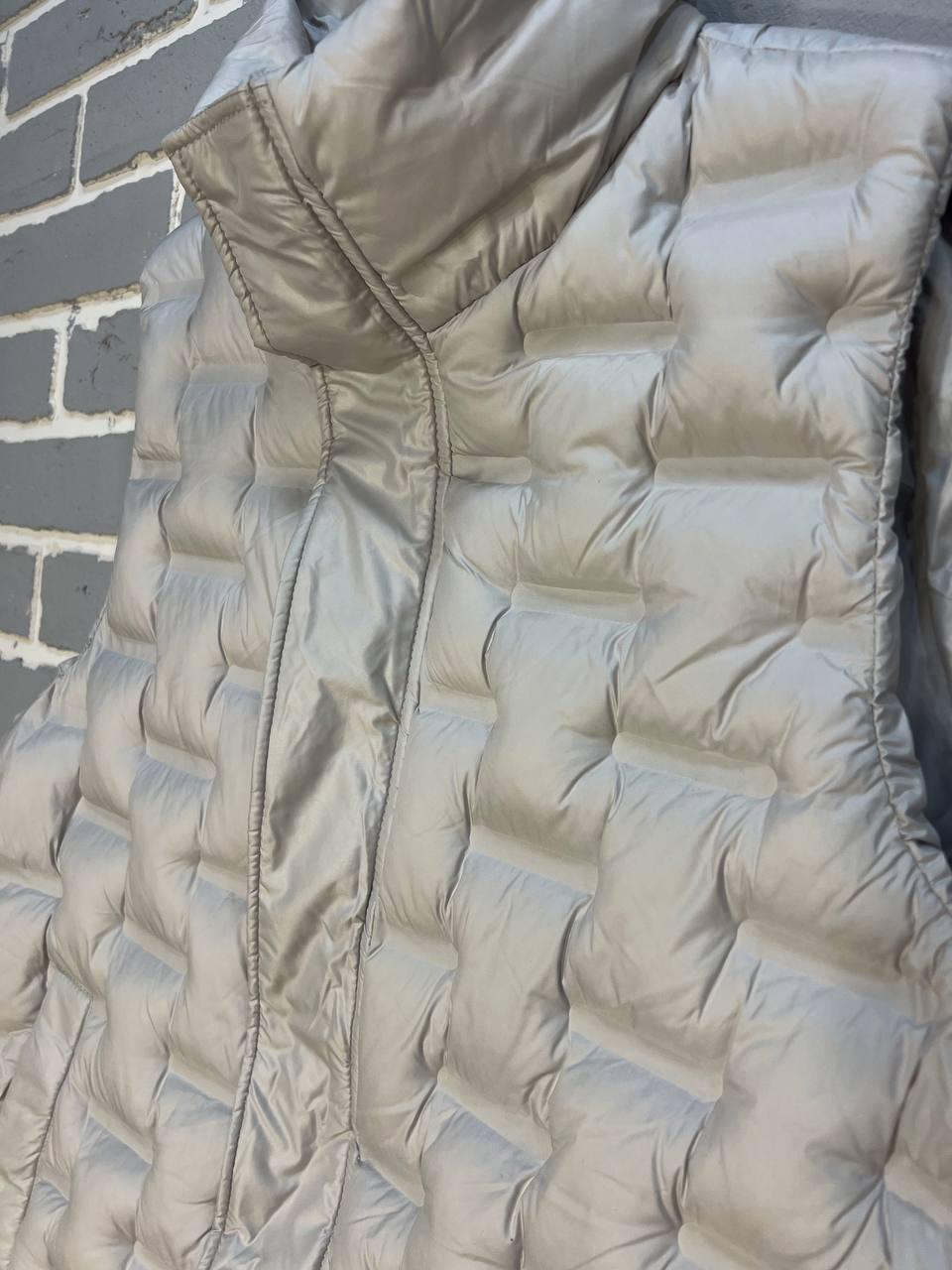Жилет жіночий A-N 8040 стеганий середньої довжини комір стійка аеропух р. 42 Світло-сірий (1695) - фото 5