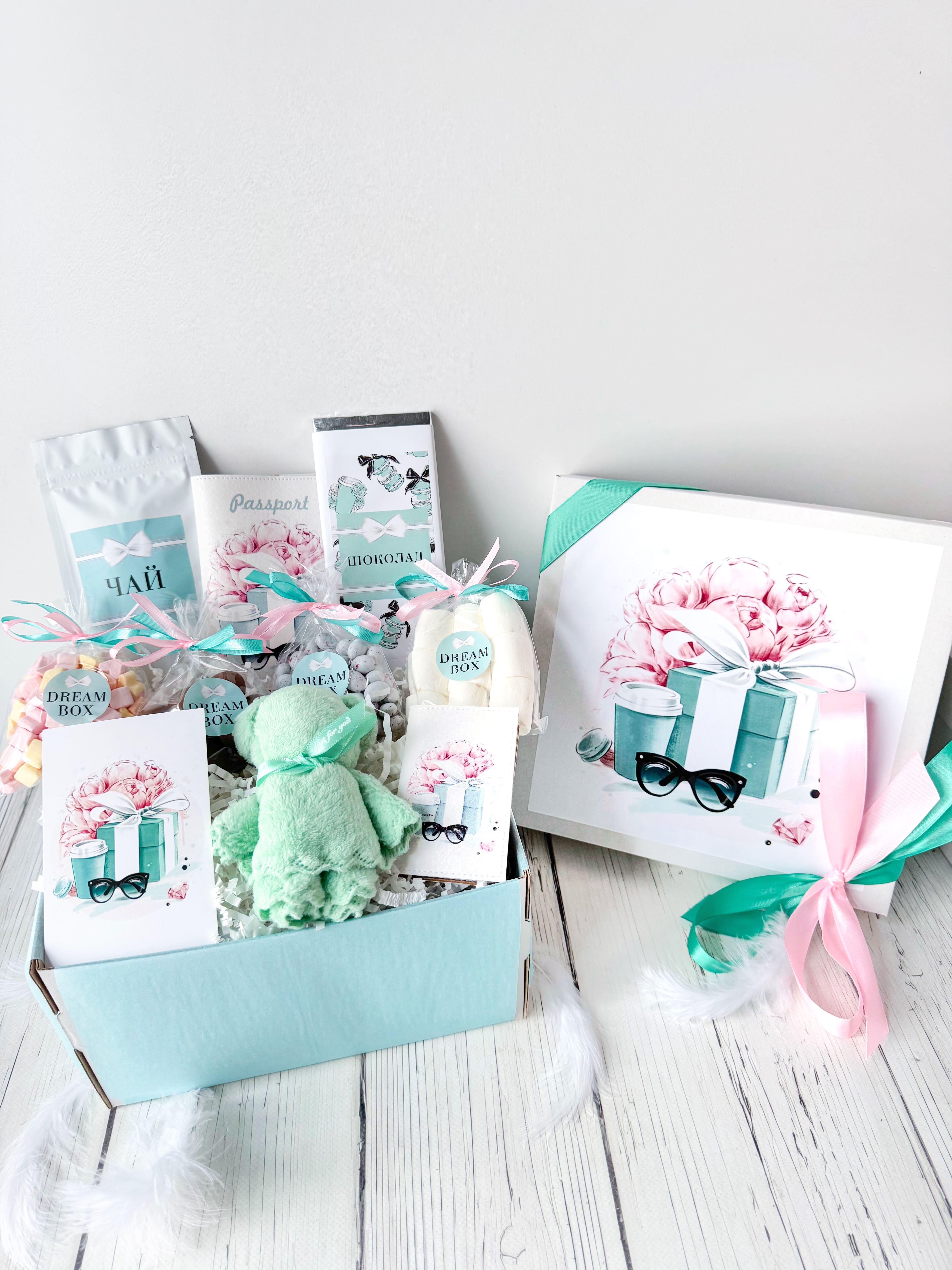 Подарочный бокс Dreambox девушке 23х23 см (100034)