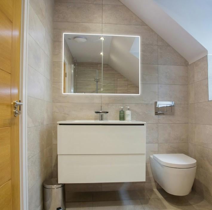 Дзеркало настінне з підсвіткою в алюмінієвій рамі 700х500 мм Білий (29544174)