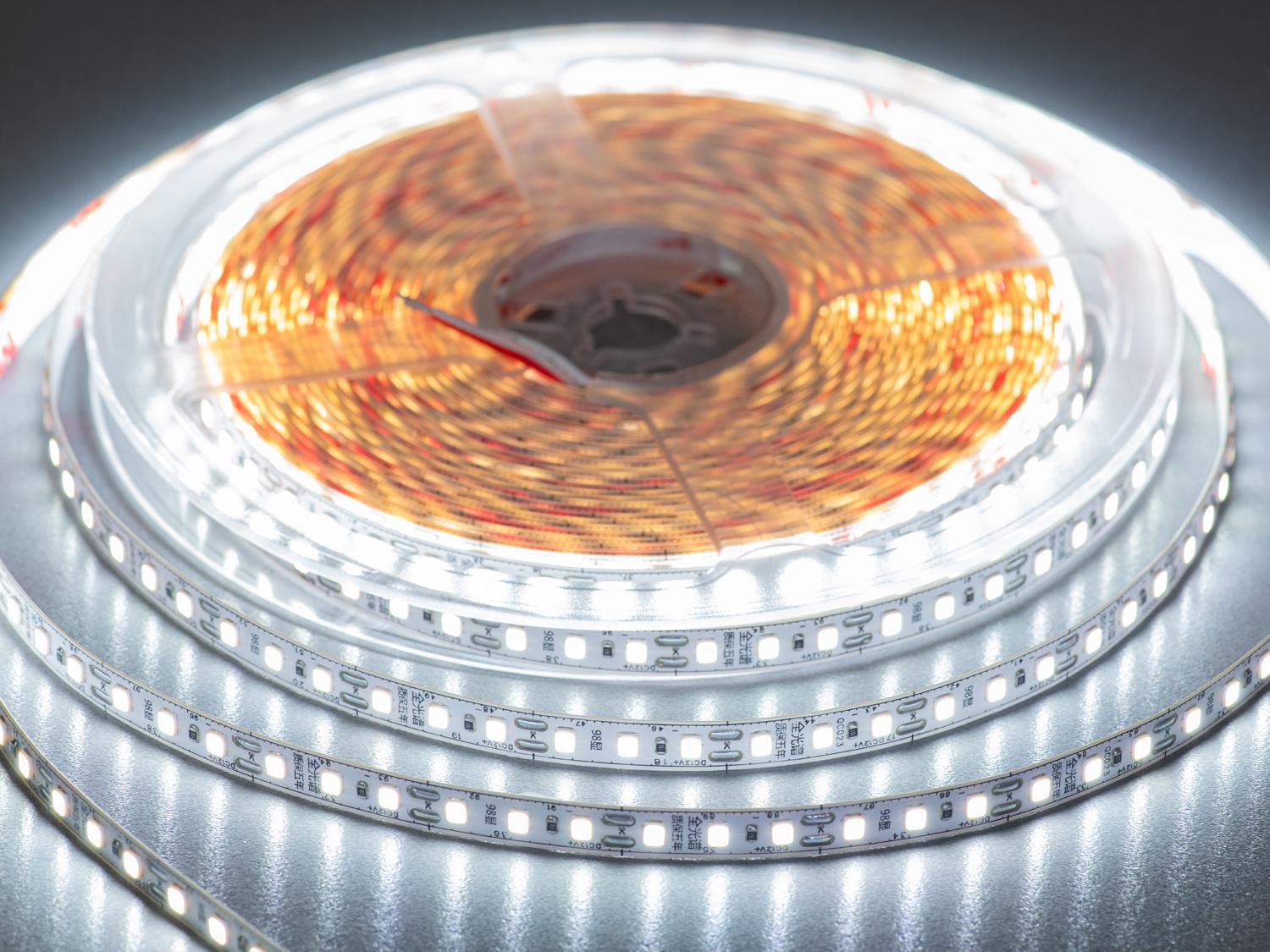 Светодиодная лента 12 В 120 диодов на метр 8 мм Холодный Белый (P12C-2835-120-CW-20-8) Светодиодная лента 12 В 120 диодов на метр 8 мм Холодный Белый (P12C-2835-120-CW-20-8)