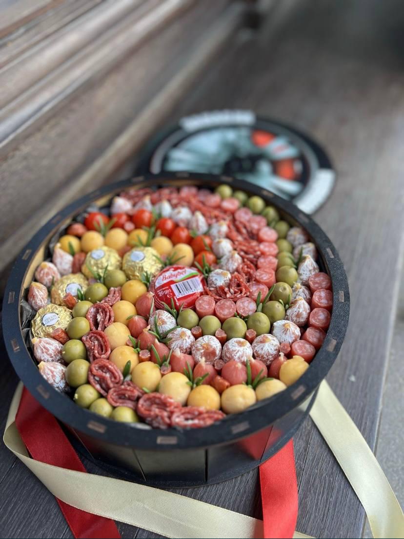 Подарочный бокс Ohmybuket с сырами/колбасами/оливками ø 30 см (OMB-35)
