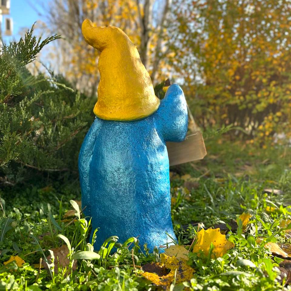 Садова фігура гном привітальник з табличкою Ласкаво просимо 50х25х22 см - фото 2 Садова фігура гном привітальник з табличкою Ласкаво просимо 50х25х22 см - фото 2