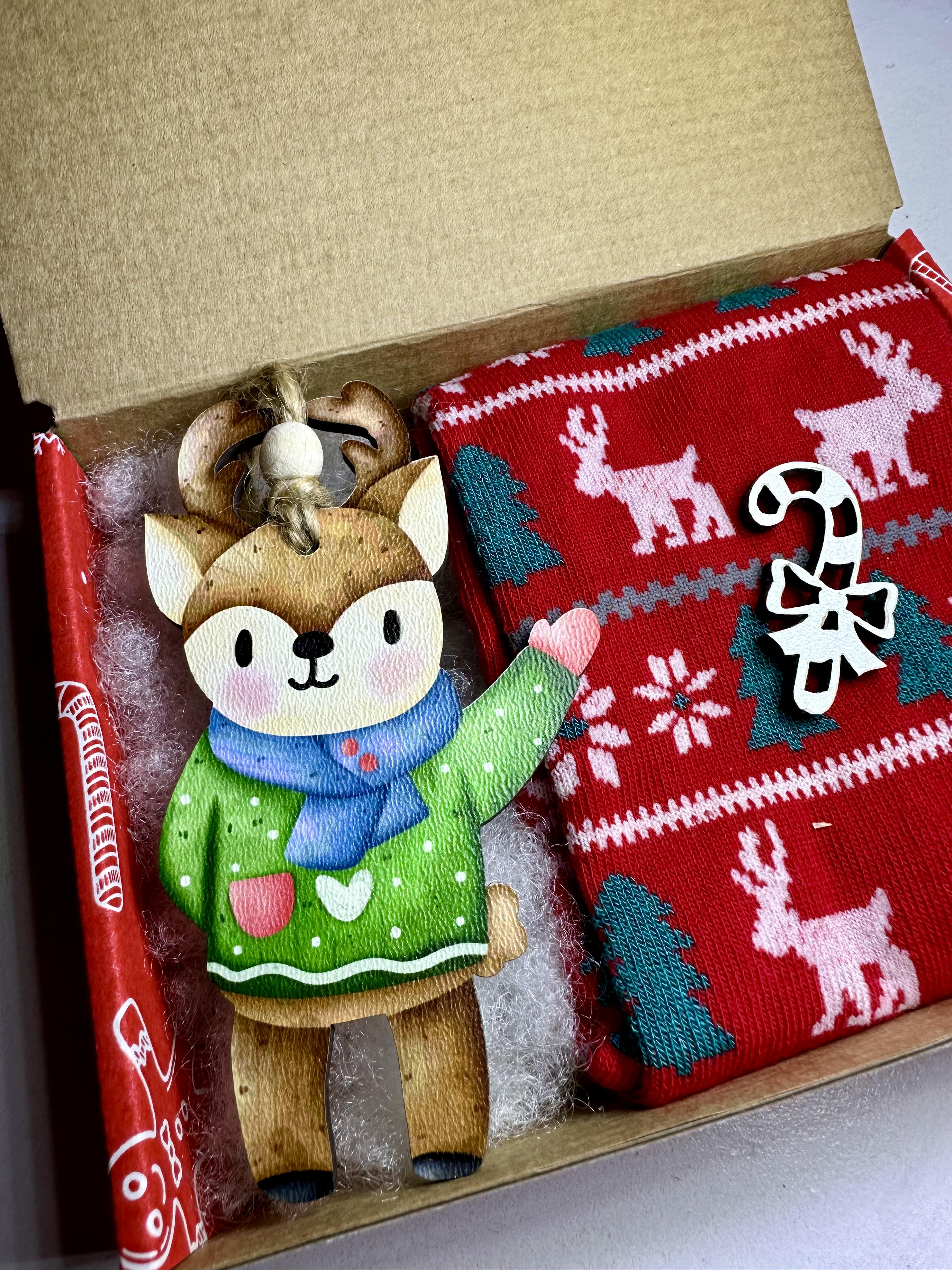 Набір подарунковий з новорічними шкарпетками та іграшкою (13532759) - фото 3 Набір подарунковий з новорічними шкарпетками та іграшкою (13532759) - фото 3