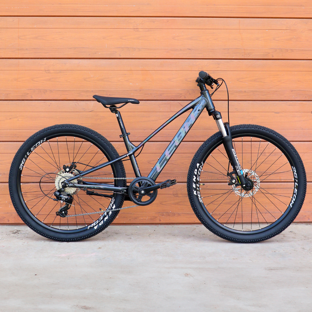 Велосипед подростковый Leon SUPER JUNIOR DD CS AL 26" 13" 2025 Черный - фото 1 Велосипед подростковый Leon SUPER JUNIOR DD CS AL 26" 13" 2025 Черный - фото 1