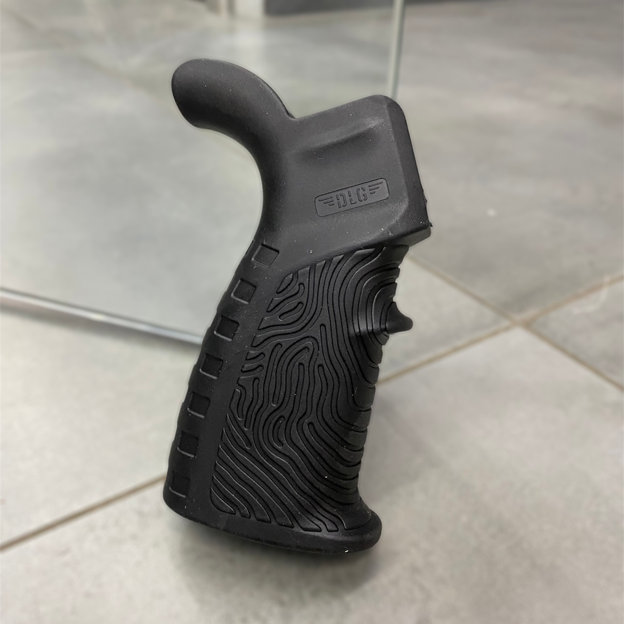 Рукоятка пистолетная для AR15 прорезиненная DLG TACTICAL DLG-123 с отсеком бобровый хвост Черный (1661350952) Рукоятка пистолетная для AR15 прорезиненная DLG TACTICAL DLG-123 с отсеком бобровый хвост Черный (1661350952)