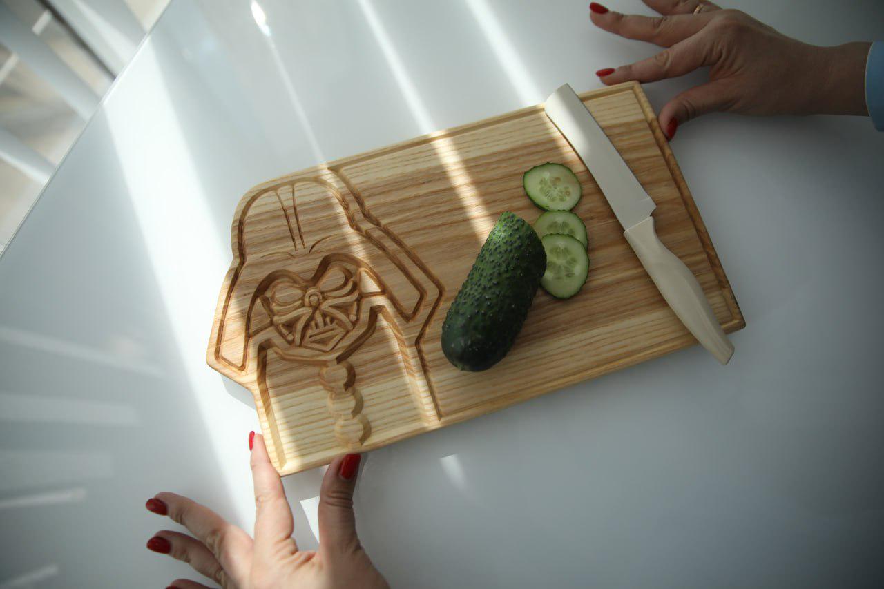 Деревянная дощечка Дарт Вейдер Ясен 35х20х2 см (WDK-41.1) - фото 9 Деревянная дощечка Дарт Вейдер Ясен 35х20х2 см (WDK-41.1) - фото 9