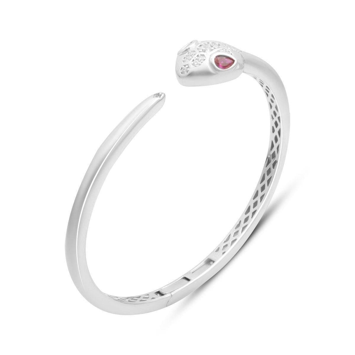 Браслет серебряный жесткий в форме пантеры с фианитами