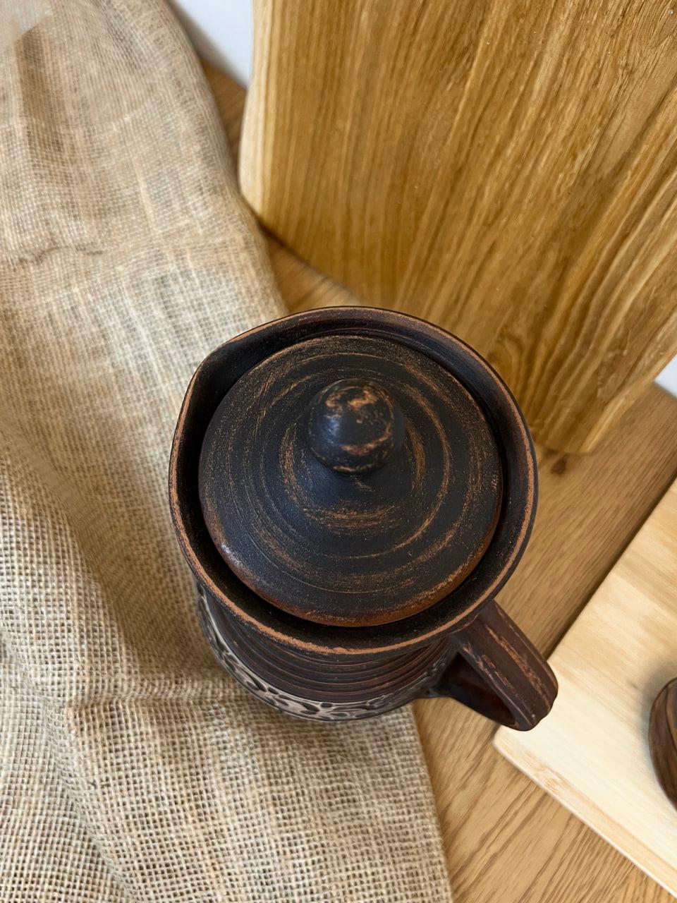 Компотник керамический глиняный резной с ручкой ангоб 1,5 л (3001-40) - фото 2 Компотник керамический глиняный резной с ручкой ангоб 1,5 л (3001-40) - фото 2