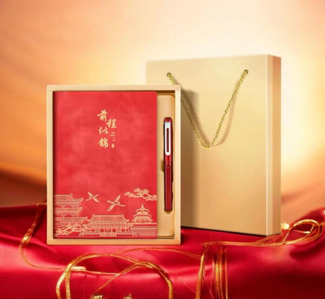 Набор подарочный А4 блокнот и ручка в коробке с пакетом Красный/Золотой (31981755)