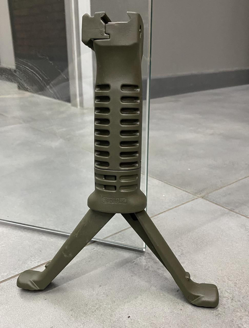 Рукоятка переноски огня DLG TACTICAL DLG-066 с сошками с планкой Picatinny Оливковый (1715216106) Рукоятка переноски огня DLG TACTICAL DLG-066 с сошками с планкой Picatinny Оливковый (1715216106)