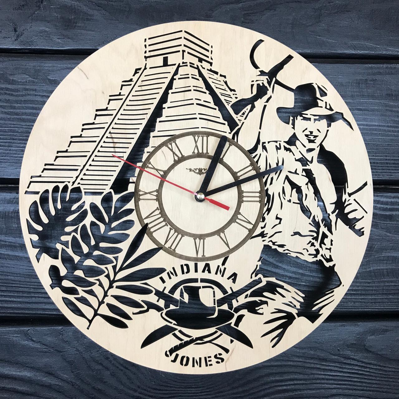 Часы настенные дизайнерские из дерева Индиана Джонс