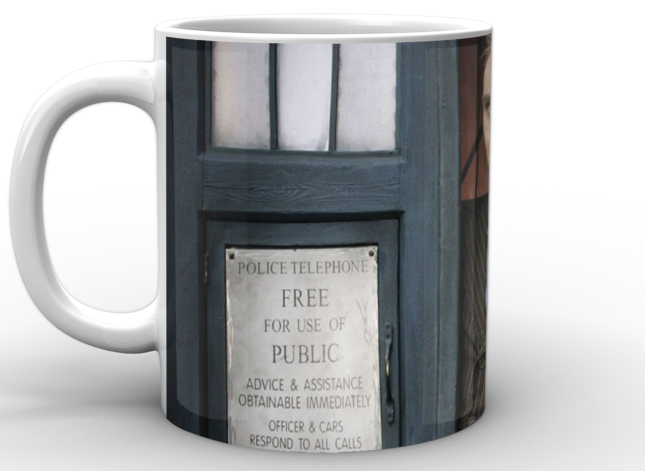 Чашка GeekLand Doctor Who на фоне телфона (DW.02.027.205)