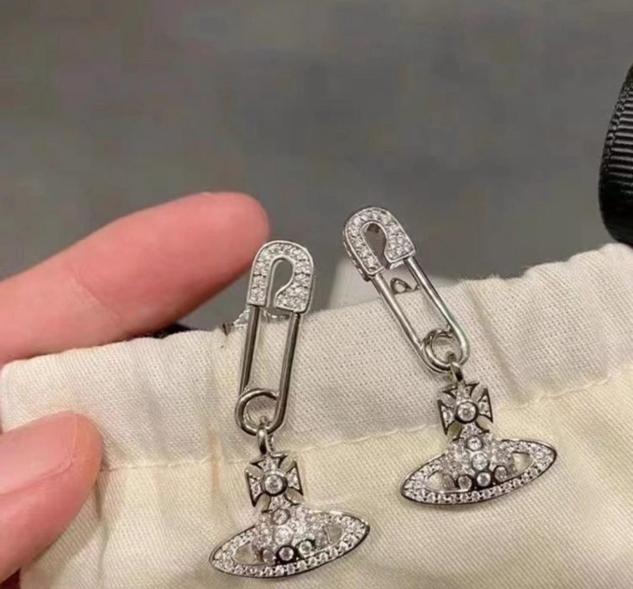 Сережки жіночі Vivienne Westwood з підвіскою у формі планети Шпилька