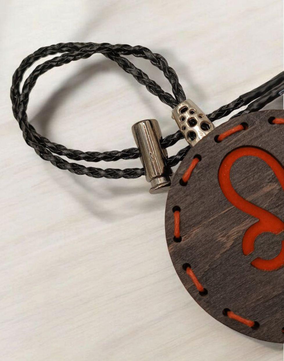 Ароматизатор для авто зі знаком зодіака Лев з дерева/войлока та аромапарфюм 10 мл (85) - фото 2 Ароматизатор для авто зі знаком зодіака Лев з дерева/войлока та аромапарфюм 10 мл (85) - фото 2