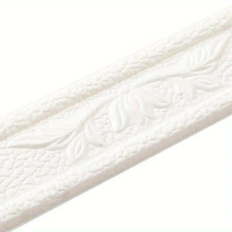 Самоклеюча стрічка плінтус універсальна 228x4 см x 4 мм Білий