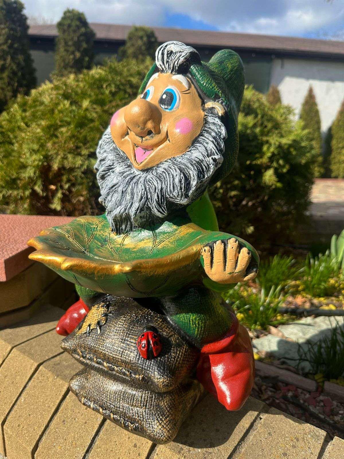 Фигура садовая Гном на мешках гипс ручная работа