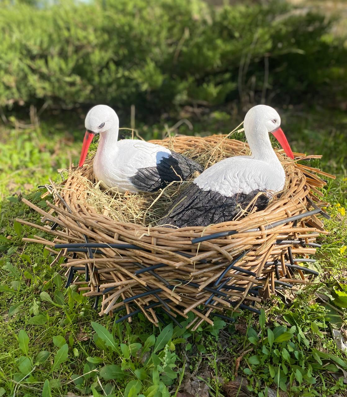 Комплект фігур Сім'я садових лелек №152 у гнізді з ротангу