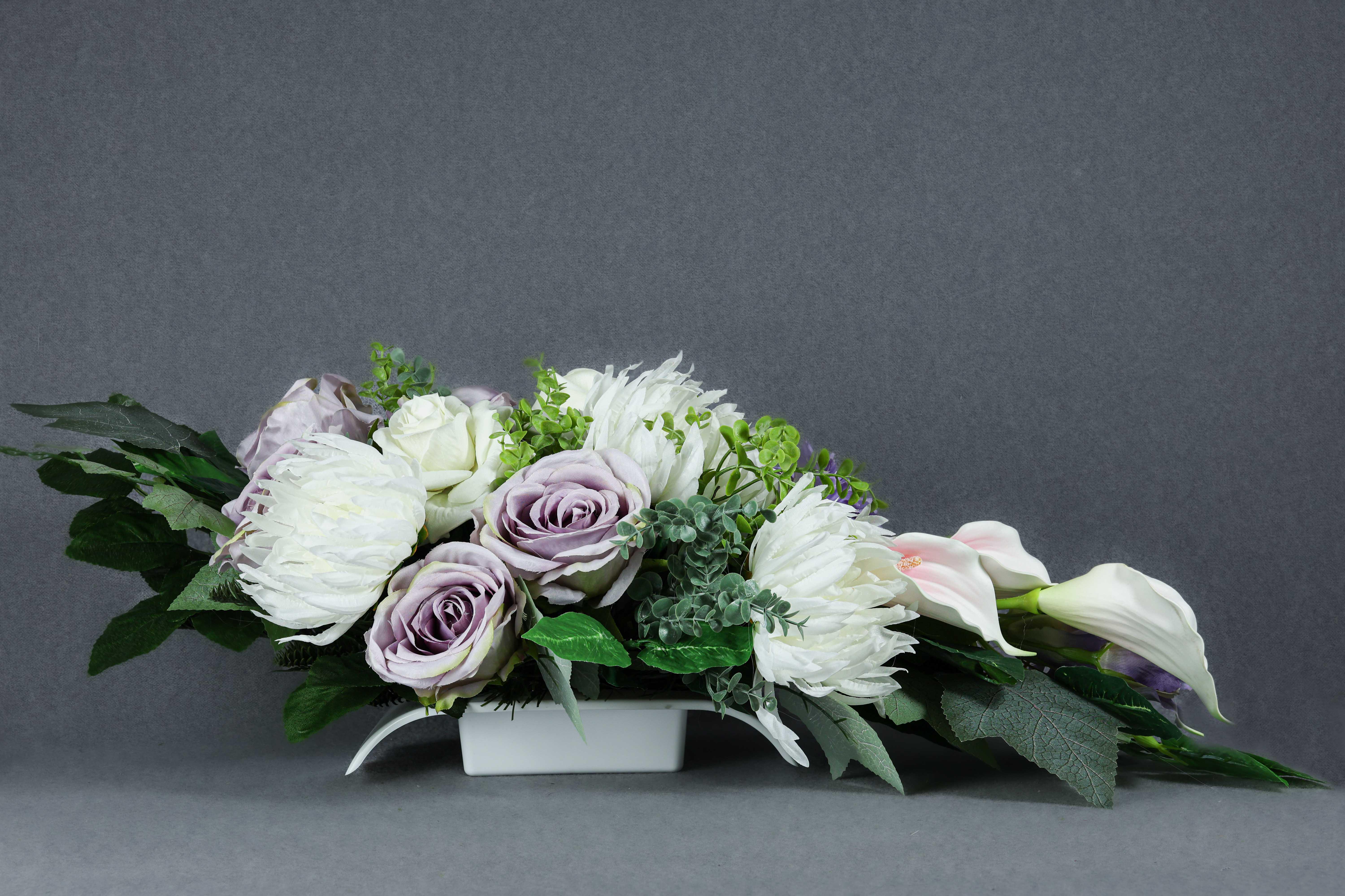 Ритуальна квіткова композиція GALA DECOR з оксамитовими трояндами та калами у обтяжненому кашпо 70х20 см