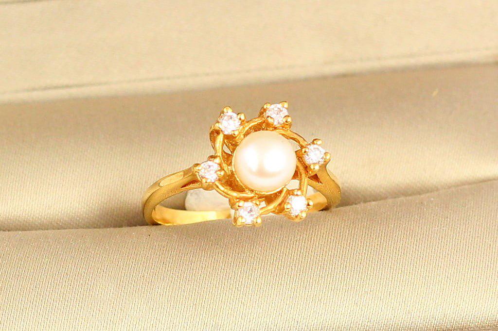 Кольцо натуральное речная жемчужина в цирконах р. 18 Золотистый (28811489)