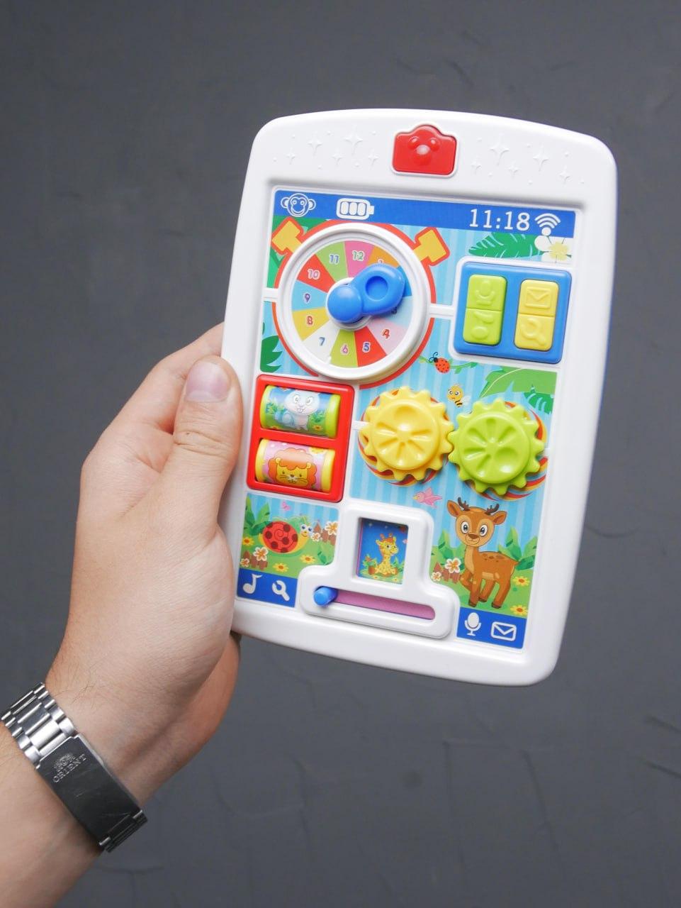 Інтерактивний планшет TK Group 90660/24 українською мовою/підсвічування/казка/пісні/аналоговий годинник/тріскачка/шестерні/в коробці (25425478) - фото 4 Інтерактивний планшет TK Group 90660/24 українською мовою/підсвічування/казка/пісні/аналоговий годинник/тріскачка/шестерні/в коробці (25425478) - фото 4