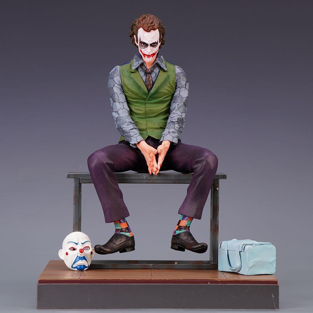 Детская игровая фигурка ДЖОКЕР в позе сидящего из комиксов DC (1014-860-00)
