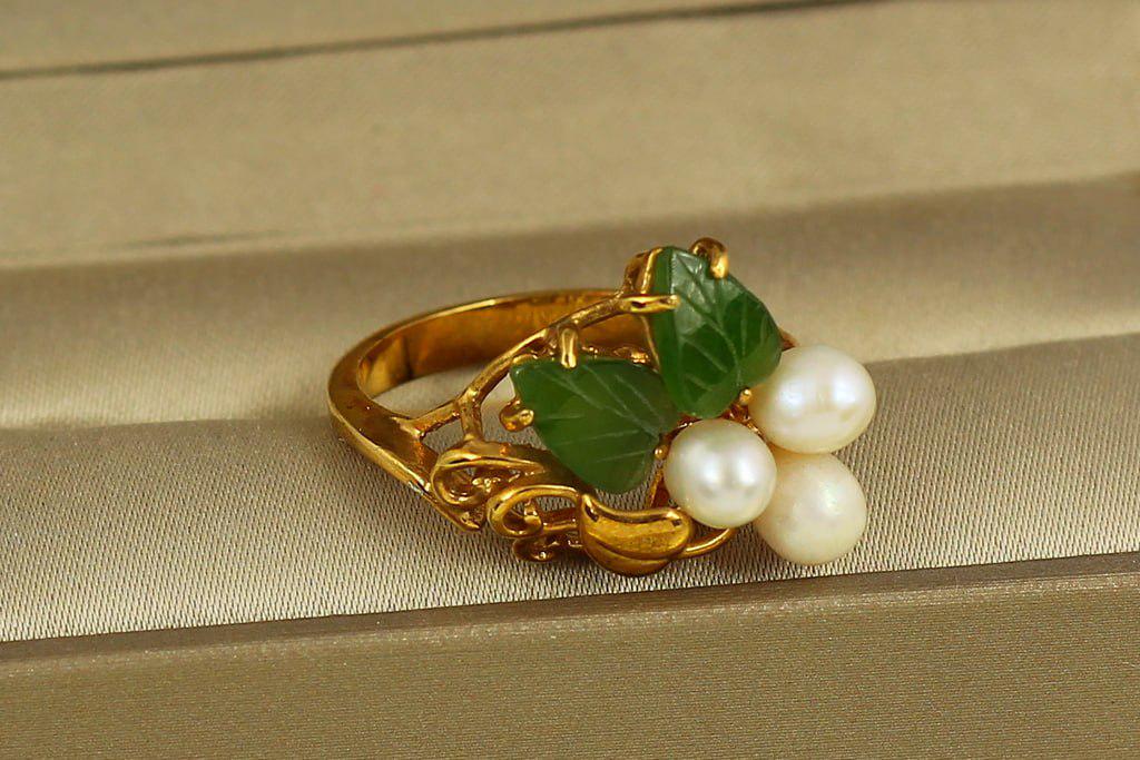 Кольцо три речной жемчужины с нефритом р. 19 Золотистый (29044475)