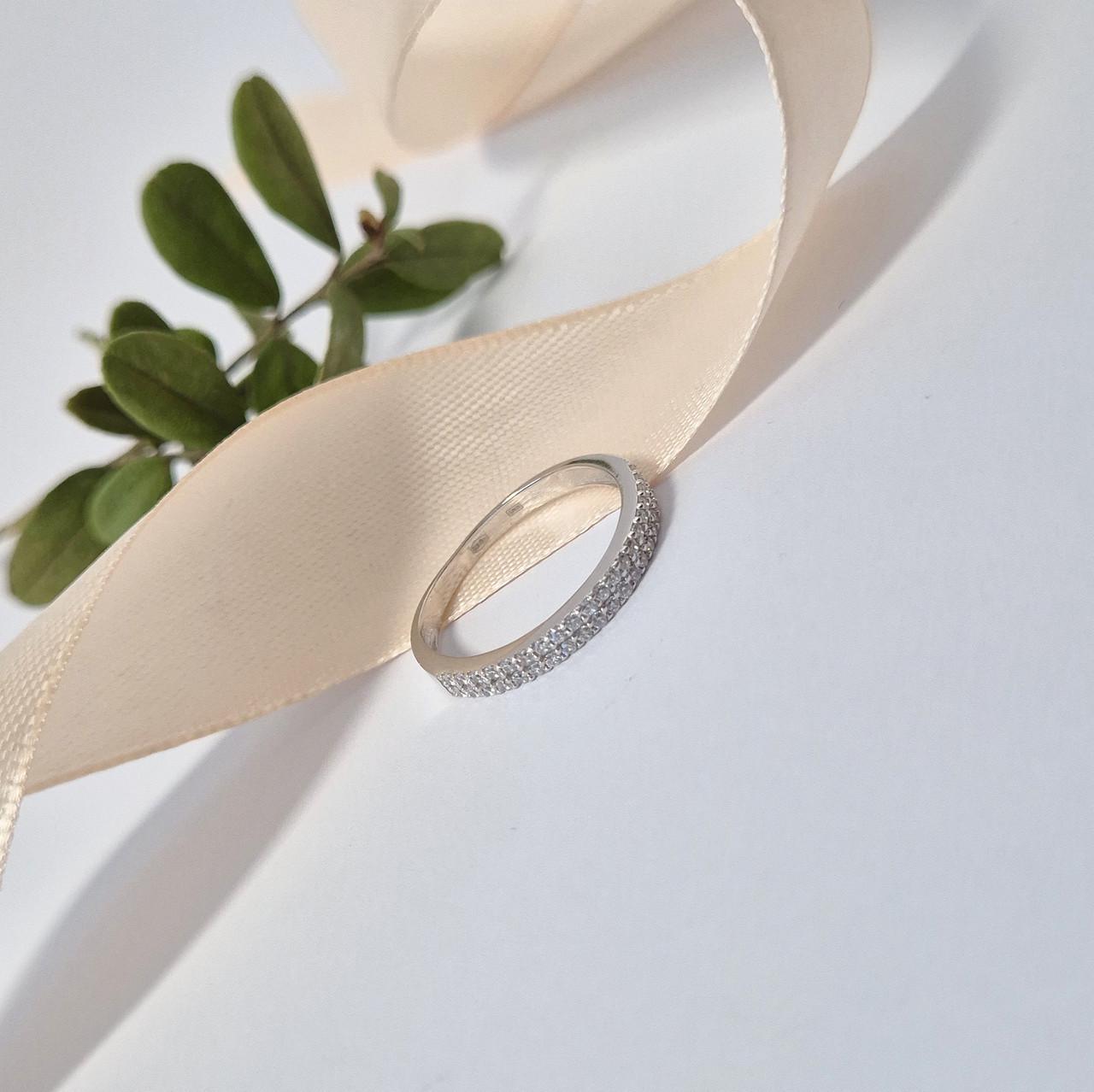 Кольцо дорожка в белых камнях серебро 925 пробы родированное 1,66 г р. 18 (лк0048рк)