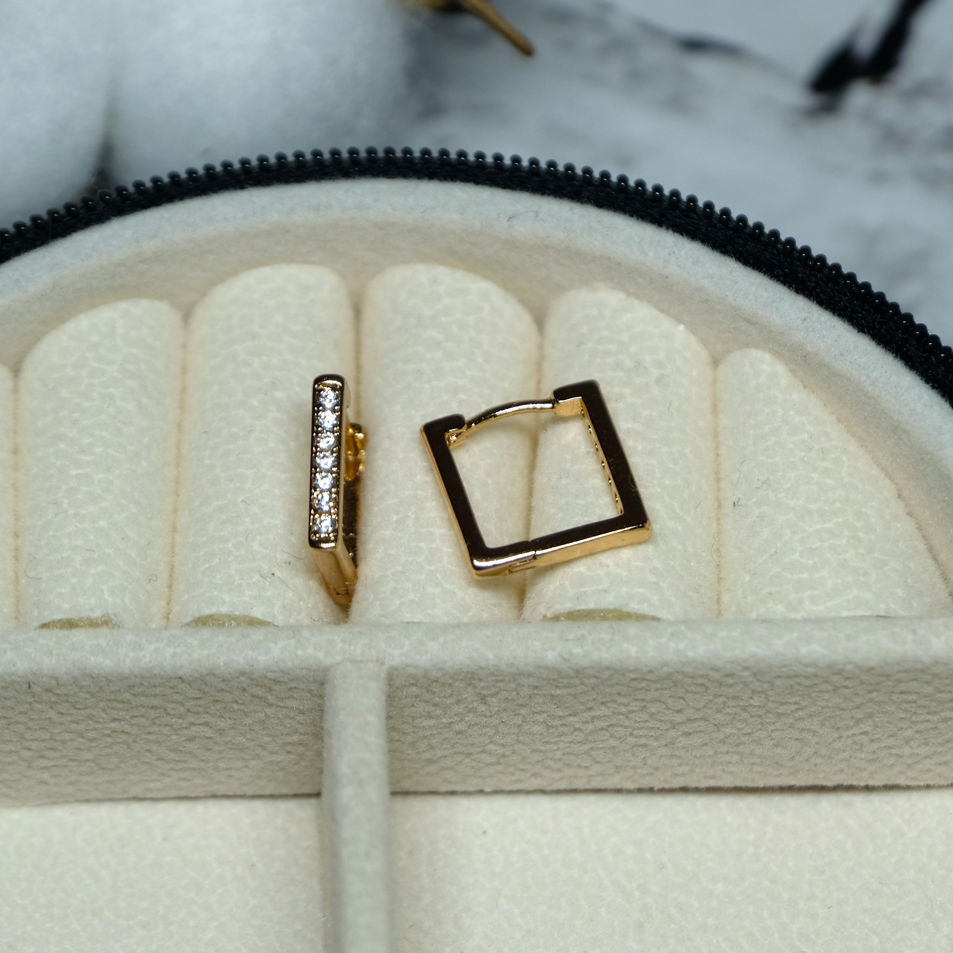 Сережки Xuping Jewerly кадрат с белым цирконом из медицинского сплава 12х2 мм (XC-794) Сережки Xuping Jewerly кадрат с белым цирконом из медицинского сплава 12х2 мм (XC-794)