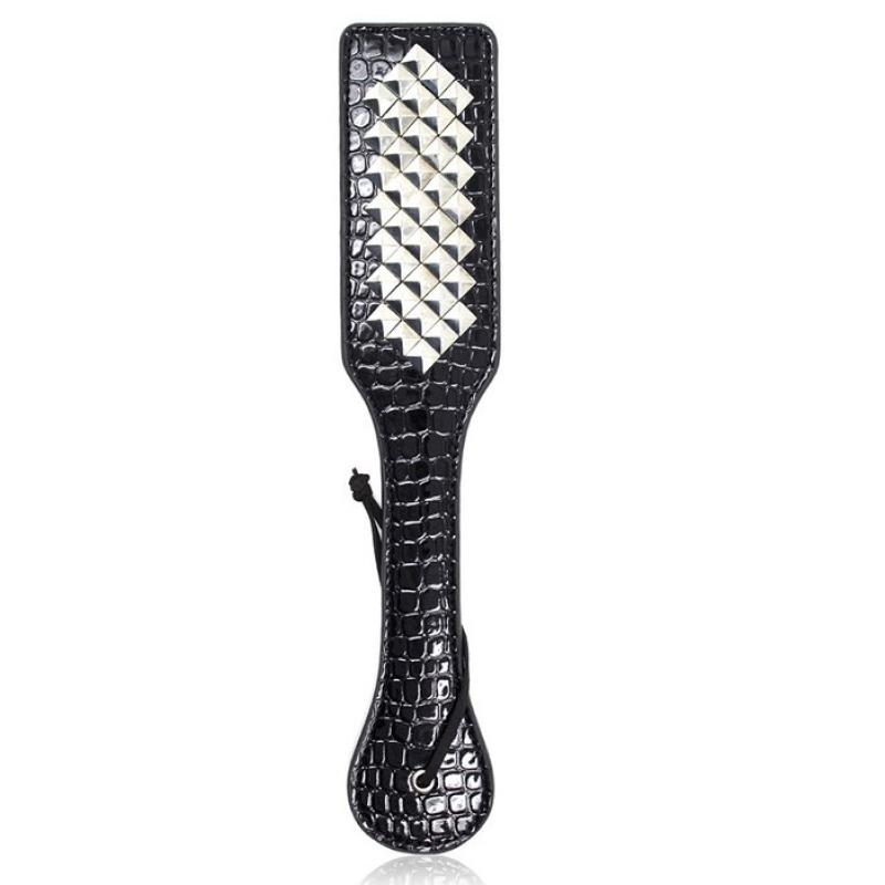 Шлепалка прямоугольная с заклепками Many Steel Studded Leather Paddle (1000046814)
