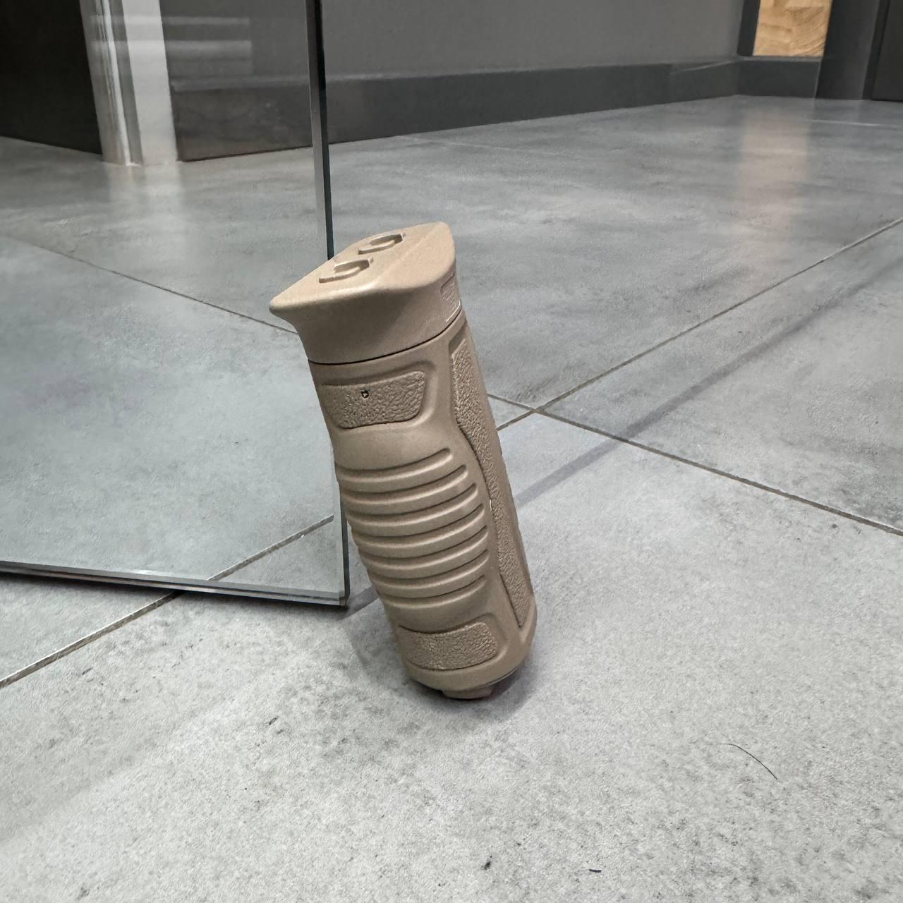 Рукоятка переноски огня DLG Tactical DLG-165 на M-LOK прорезиненная с отсеком для хранения Койот (246340) - фото 7 Рукоятка переноски огня DLG Tactical DLG-165 на M-LOK прорезиненная с отсеком для хранения Койот (246340) - фото 7