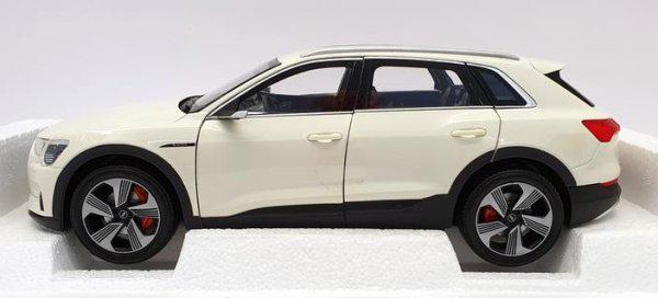 ᐉ Модель автомобіля Norev 1:18 Audi e-tron White Metallic (188310