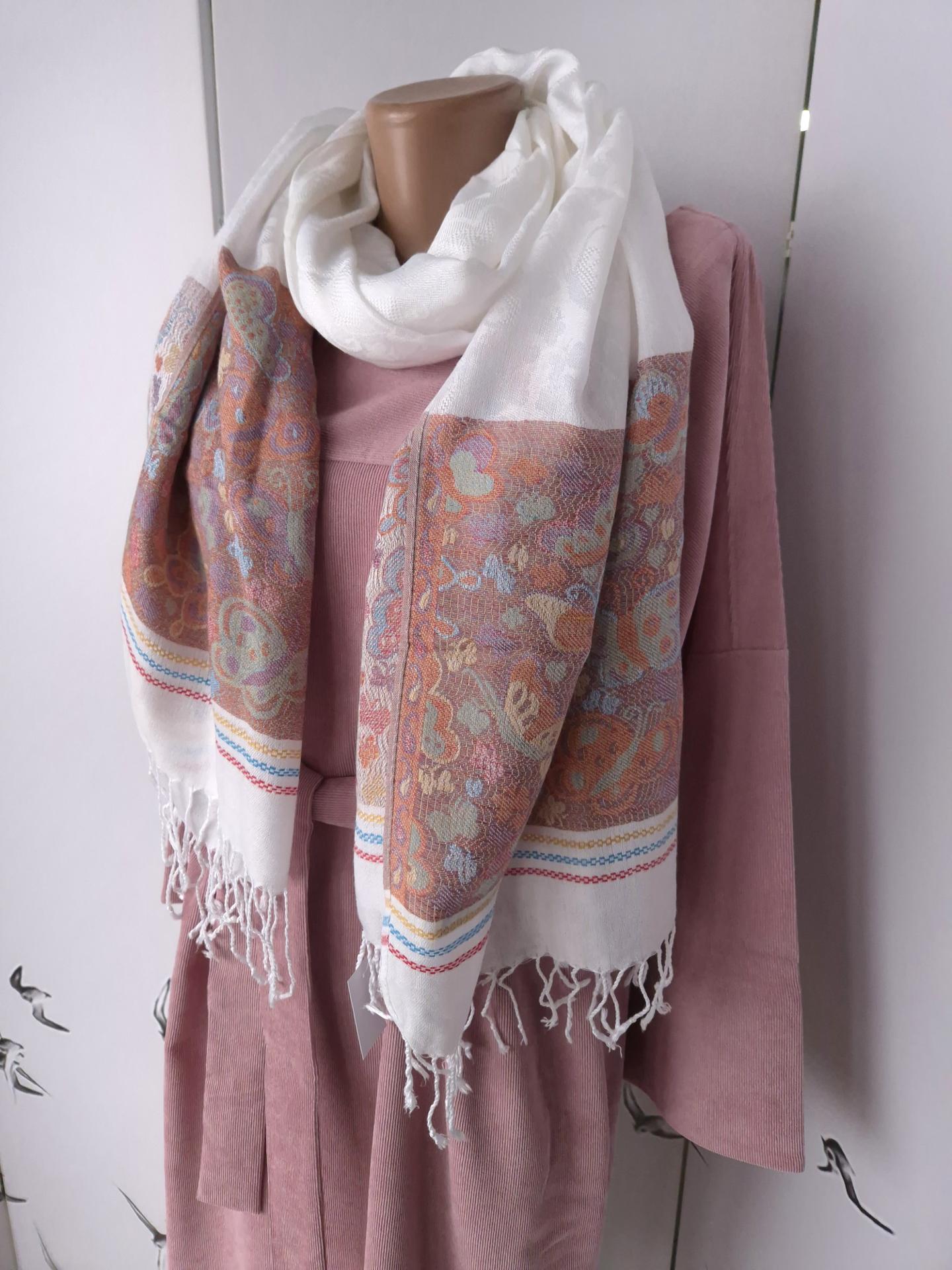 Шарф-палантин жіночий з імітацією вишивки та пензлями весна-осінь 184х70 см Молочний (15089) - фото 7 Шарф-палантин жіночий з імітацією вишивки та пензлями весна-осінь 184х70 см Молочний (15089) - фото 7