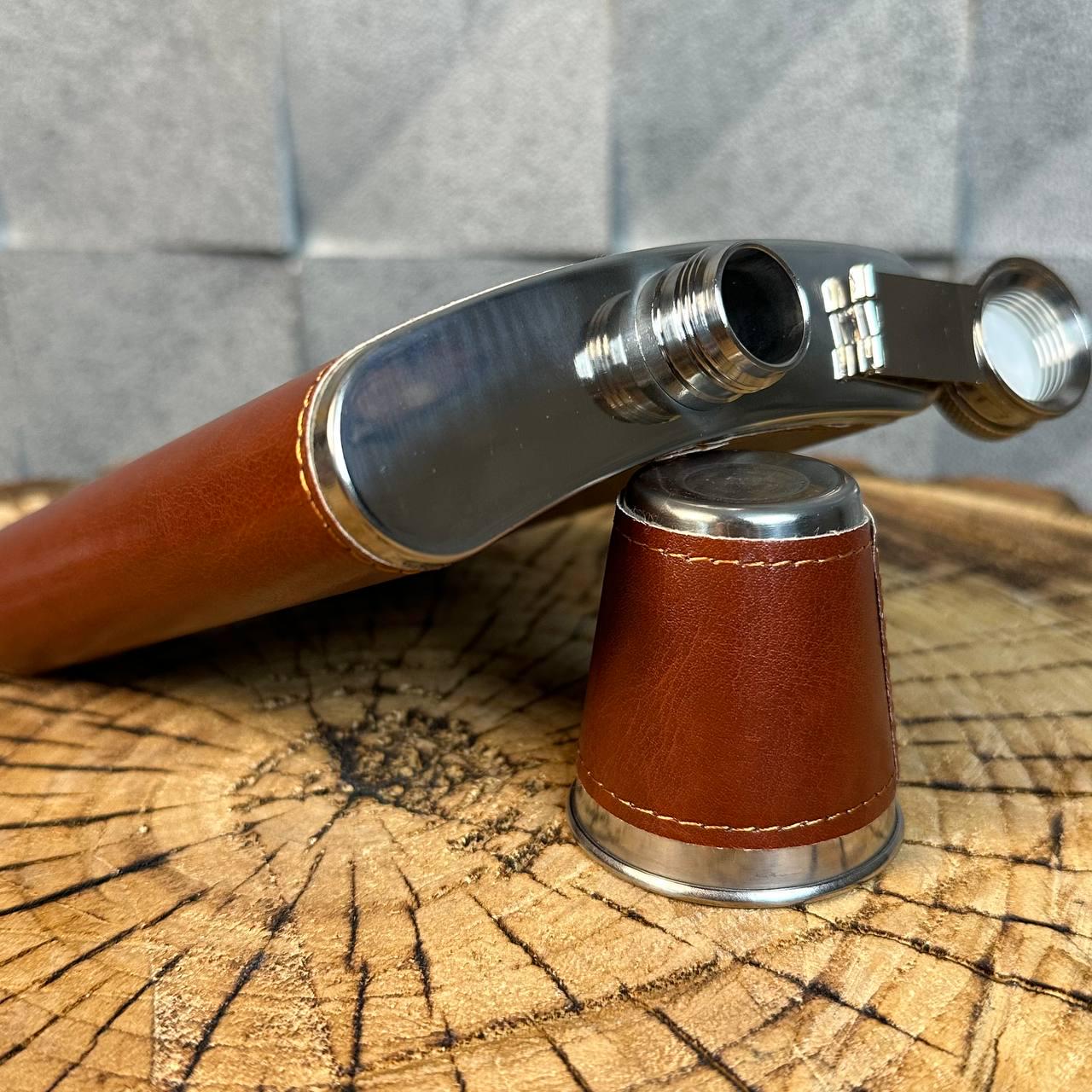 Набір фляга для алкоголю та 4 чарки в оздобленні екошкірою у подарунковій коробці (61011) - фото 5 Набір фляга для алкоголю та 4 чарки в оздобленні екошкірою у подарунковій коробці (61011) - фото 5