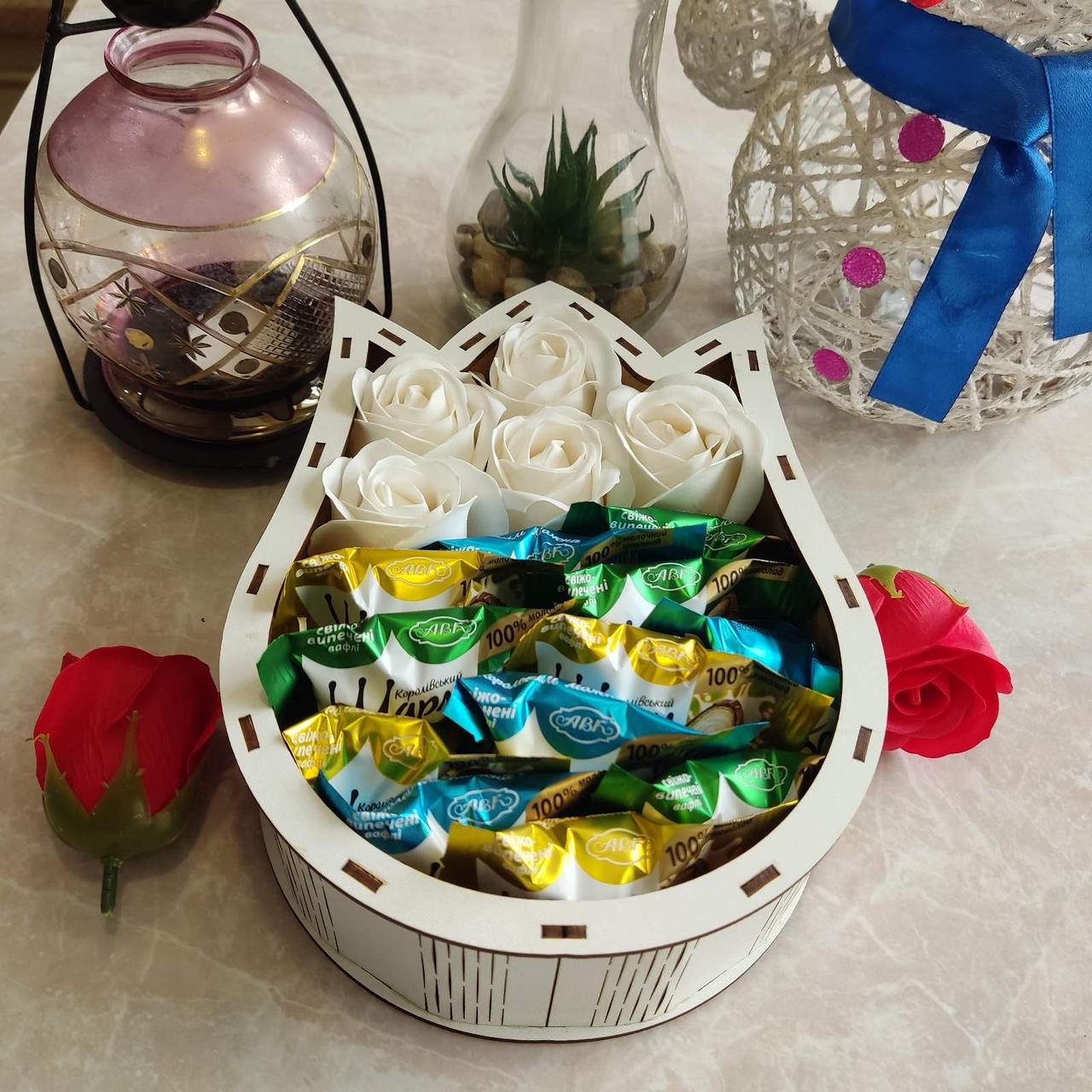Бокс из конфет и роз для девушки (ar39)