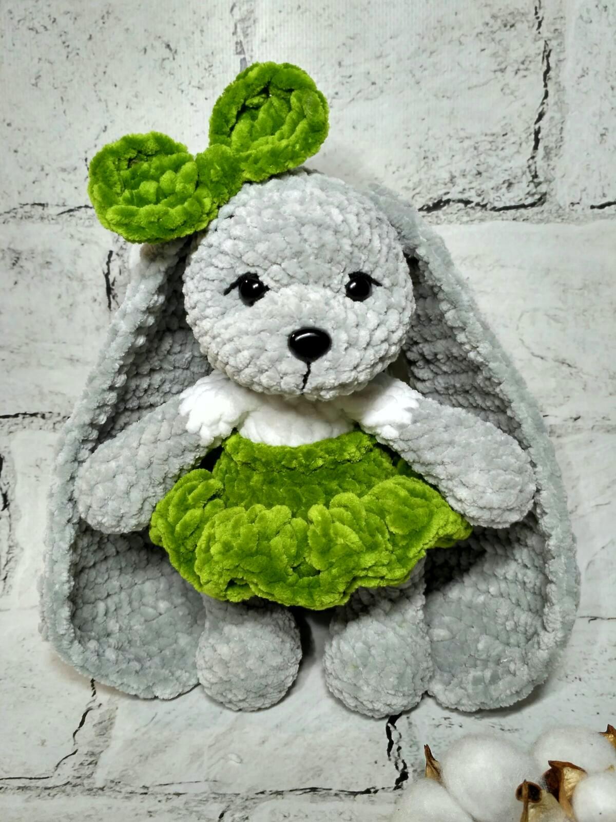 М'яка в'язана іграшка ручної роботи Зайчик в сукні 23 см Сірий з зеленим (202-68-22)