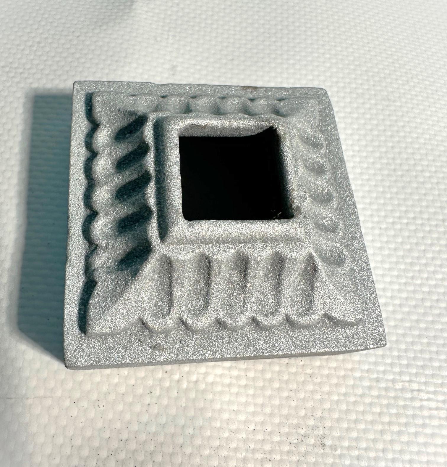 Ковпак-накладка декоративна чавунна оцинкована для маскування місця кріплення до монтажної поверхні 14x14 мм (FOC52Z) - фото 8 Ковпак-накладка декоративна чавунна оцинкована для маскування місця кріплення до монтажної поверхні 14x14 мм (FOC52Z) - фото 8