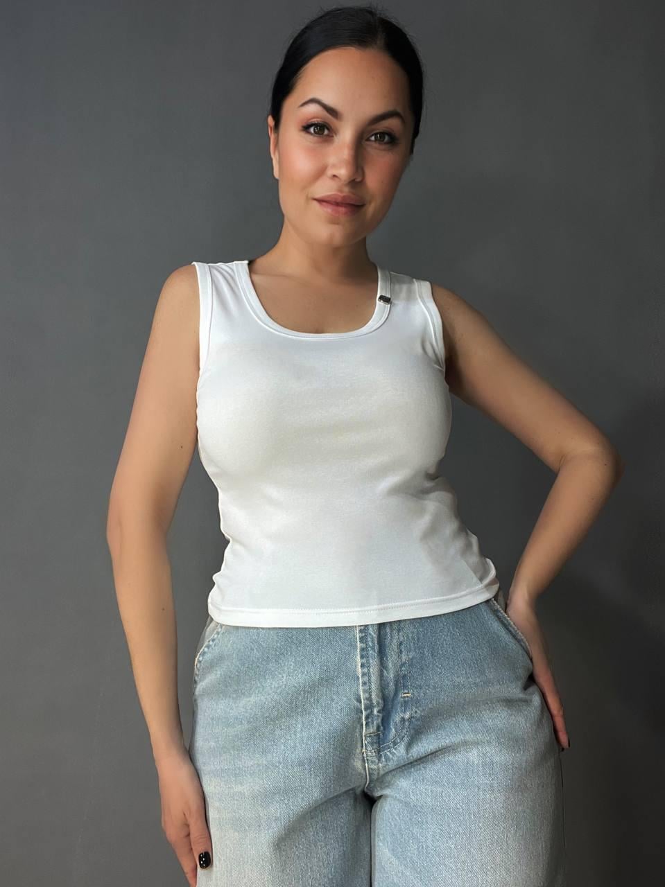 Майка женская A-N 25015 базовая трикотажная на широких бретелях с металлическим значком OS Белый (4365)