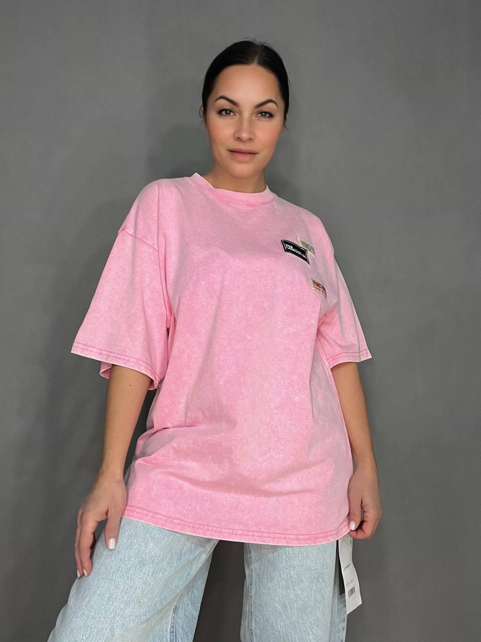 Футболка женская A-N 25012 удлиненная с нашивками патчами OS Розовый (3401)