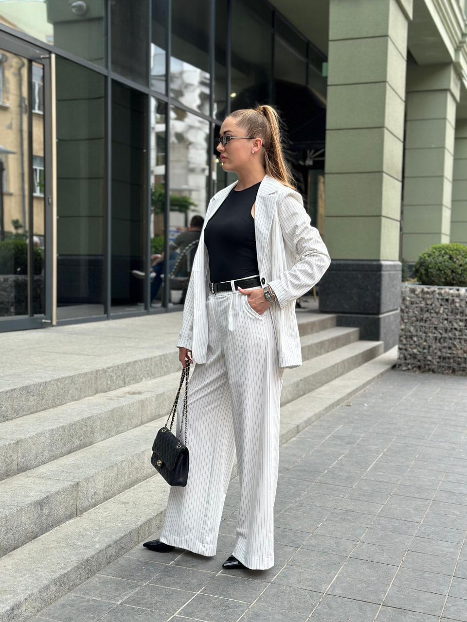 Женский костюм в полосочку пиджак и брюки L Белый - фото 2 Женский костюм в полосочку пиджак и брюки L Белый - фото 2