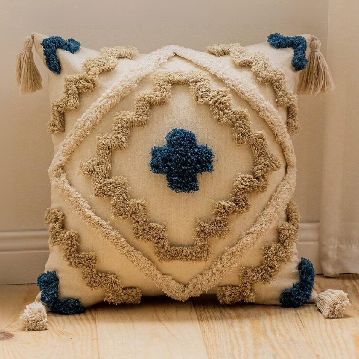 Наволочка декоративная хлопок с эффектным объемным узором квадратная с кисточками 45х45 см Кремовый с синим (60086)