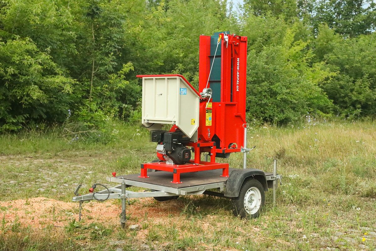 Подрібнювач гілок Arpal на шматки дров з бензиновим двигуном на причепі (АМ-120БД-К) - фото 2 Подрібнювач гілок Arpal на шматки дров з бензиновим двигуном на причепі (АМ-120БД-К) - фото 2
