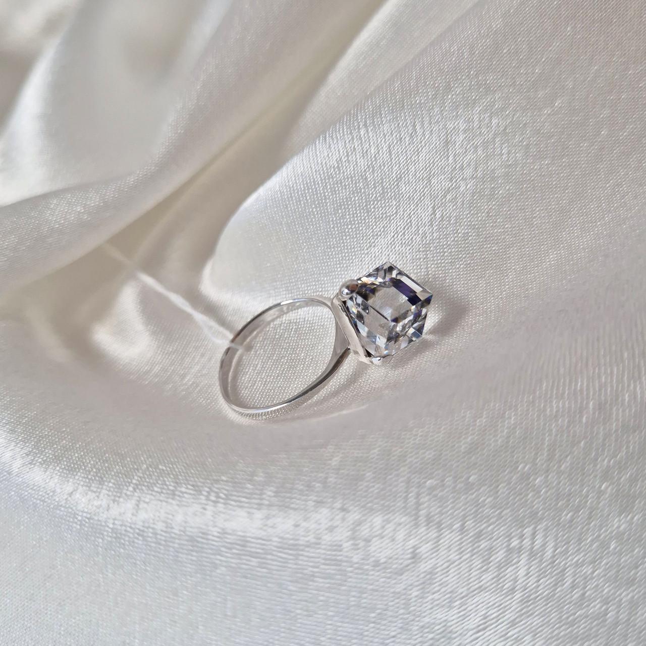 Каблучка Ілюзія Кубик вставка Сваровськи срібло 925 проби родоване 2,59 г р. 16,5 (10004р) - фото 7 Каблучка Ілюзія Кубик вставка Сваровськи срібло 925 проби родоване 2,59 г р. 16,5 (10004р) - фото 7