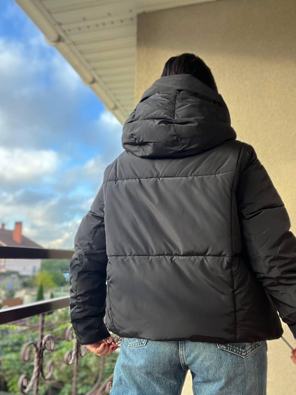 Куртка женская Lady Yep 9068 оверсайз укороченная надпись впереди с капюшоном OS Черный (2948) - фото 5