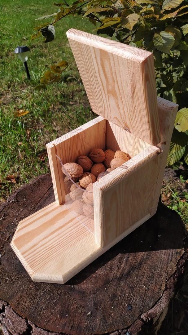 Кормушка для белок Сюрприз из древесины без краски 27х25х16 см - фото 8