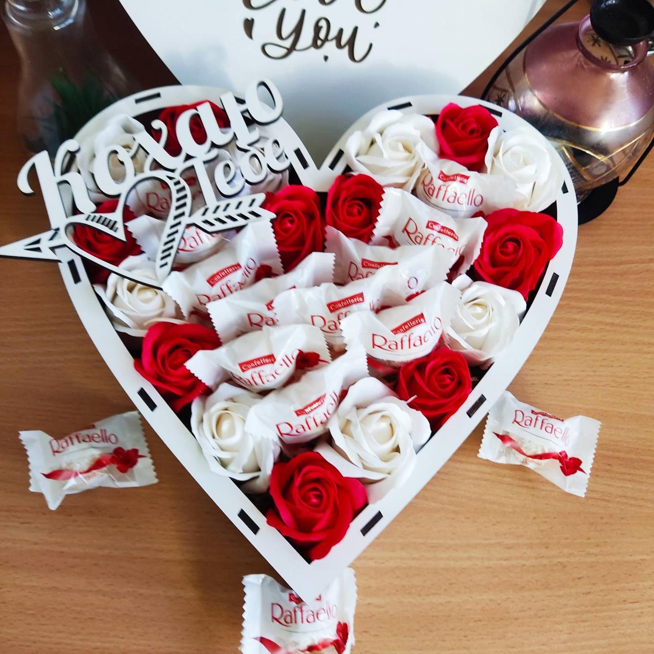 Подарочный набор из конфет Raffaello и роз для девушки (ar205) Подарочный набор из конфет Raffaello и роз для девушки (ar205)