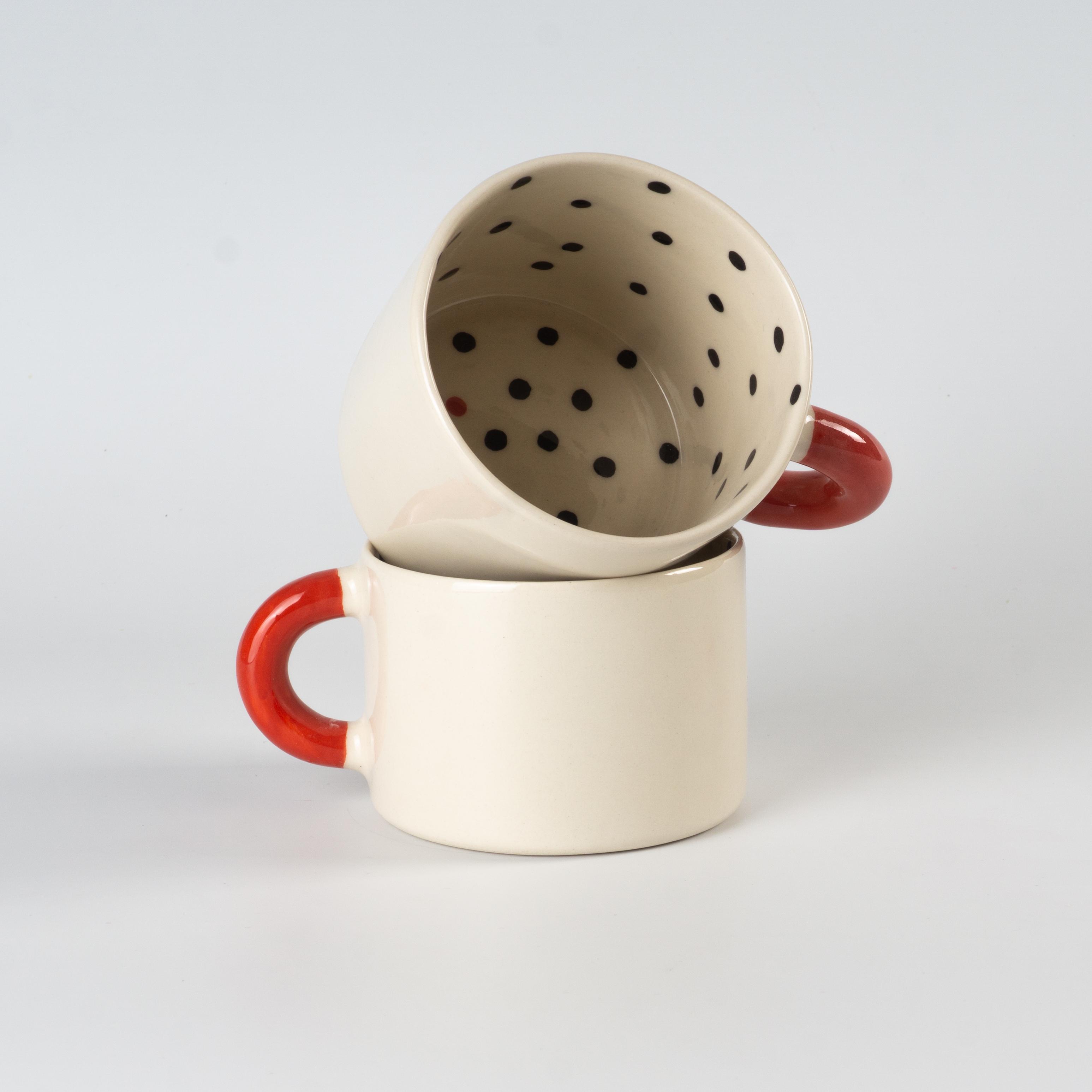 Чашка керамічна з червоною ручкою та точками всередині ручна робота напівпорцеляна 350 мл (PRS-CUP-IMG-350-I-RED) - фото 2 Чашка керамічна з червоною ручкою та точками всередині ручна робота напівпорцеляна 350 мл (PRS-CUP-IMG-350-I-RED) - фото 2