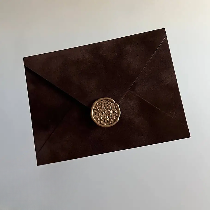 Конверт оксамитовий з підкладкою 15х11 на магнітній застібці з печаткою Коричневий (2486095360)