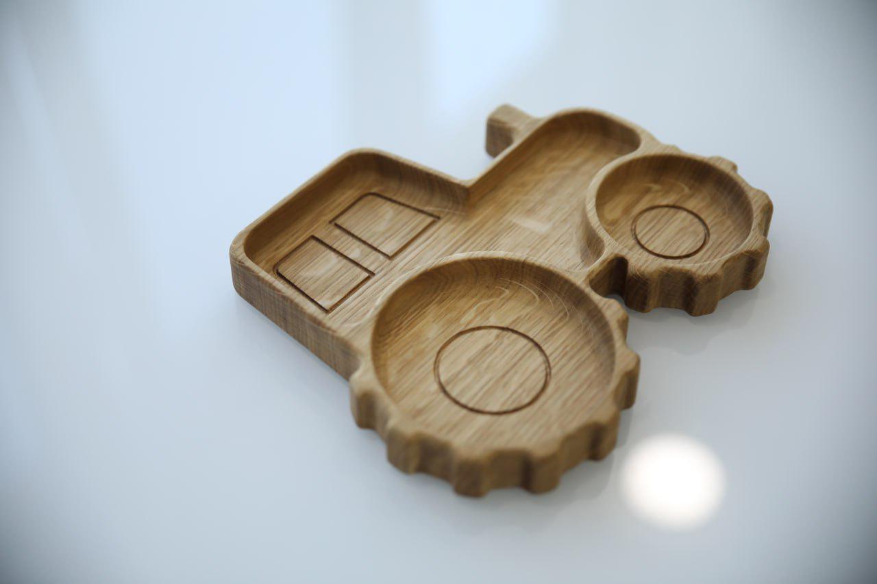 Дитяча тарілка Тракторець дерев'яна з ясена 21х17,5х2,5 см (WDB-16.1) - фото 2 Дитяча тарілка Тракторець дерев'яна з ясена 21х17,5х2,5 см (WDB-16.1) - фото 2